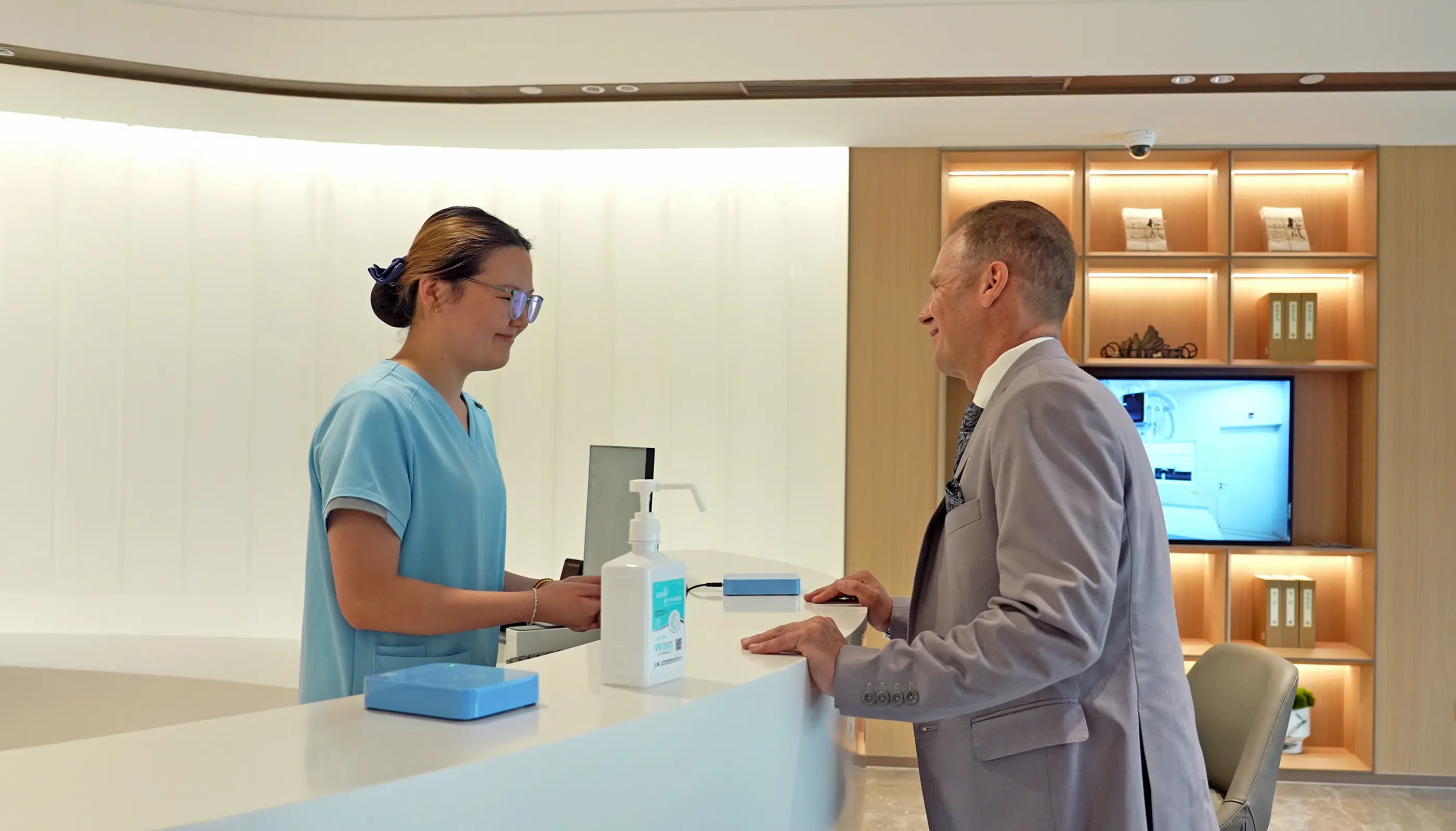 A guest being welcomed at the nurses' desk.
